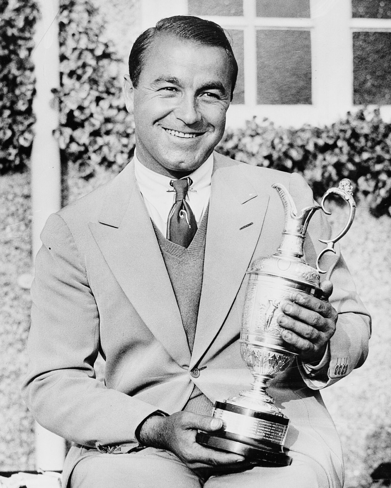 1932: Gene Sarazen leads wire-to-wire to win the British Open